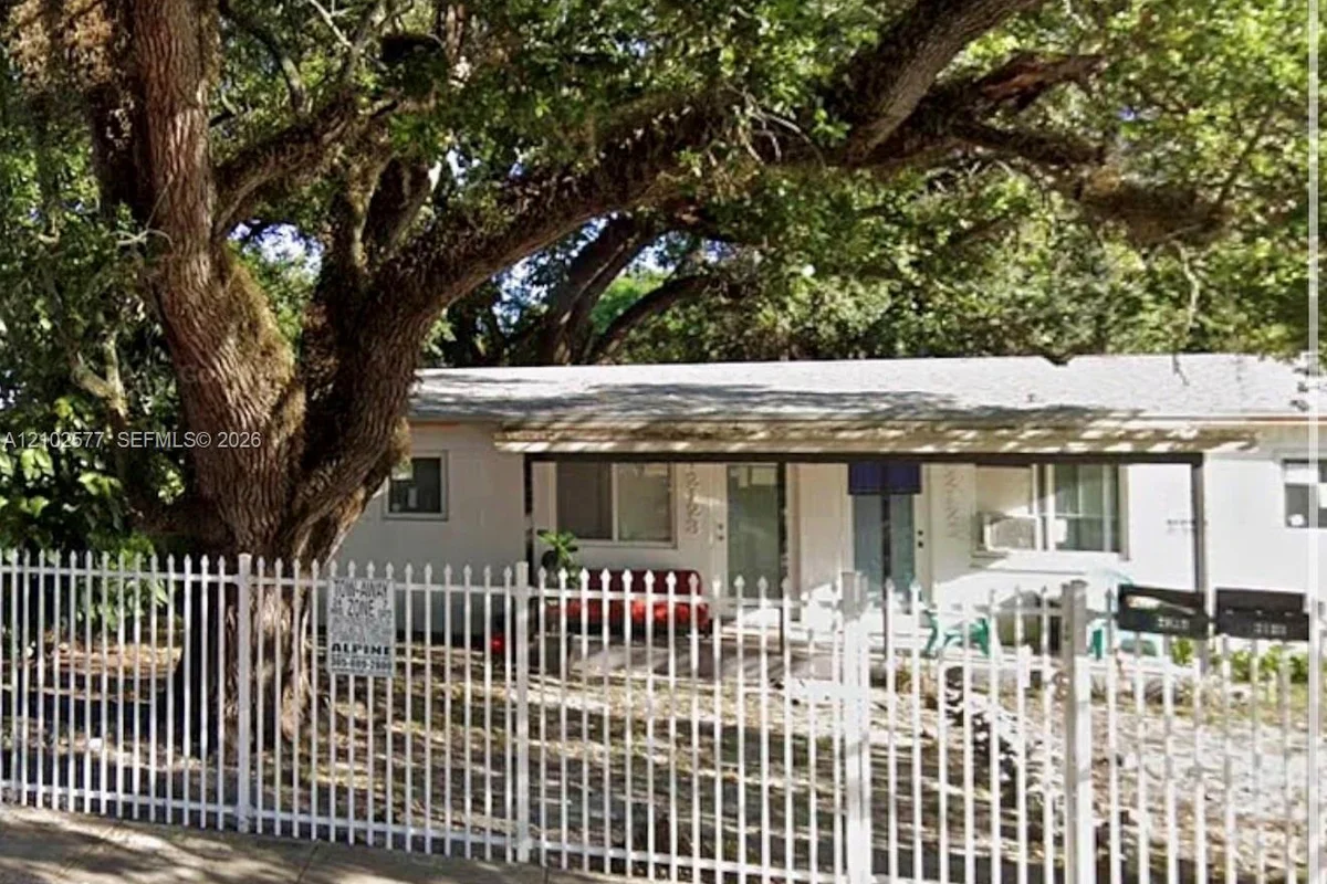 2121 NW 93rd St, Miami: photo 1 of 3