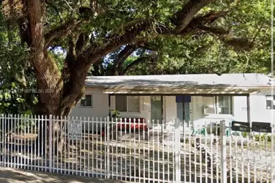 2121 NW 93rd St, Miami: photo 1 of 3