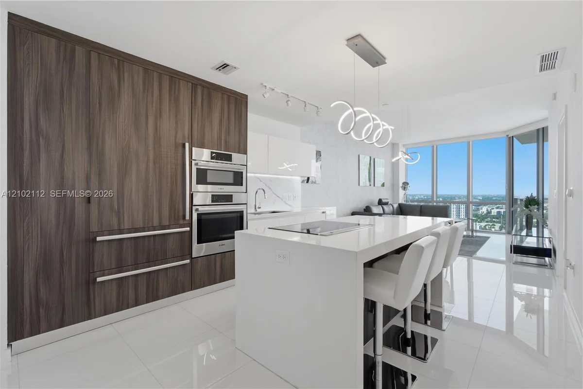 851 NE 1st Ave #3906, Miami: photo 1 of 30