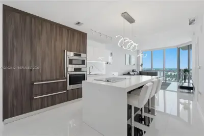 851 NE 1st Ave #3906, Miami: photo 1 of 30