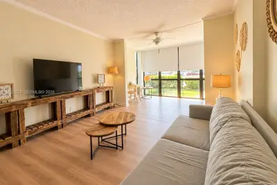 1000 Parkview Dr #127, Hallandale Beach: photo 1 of 25