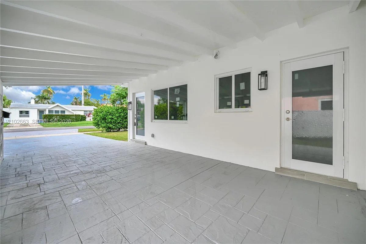 1018 NE 7th St, Hallandale Beach: photo 1 of 44