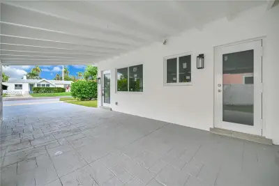 1018 NE 7th St, Hallandale Beach: photo 1 of 44