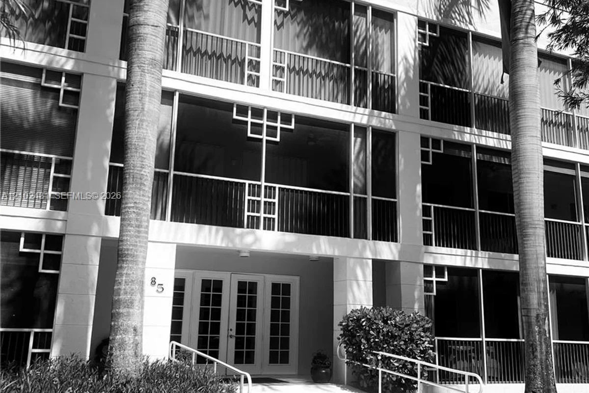 Condo in Dania Beach: photo 1 of 5