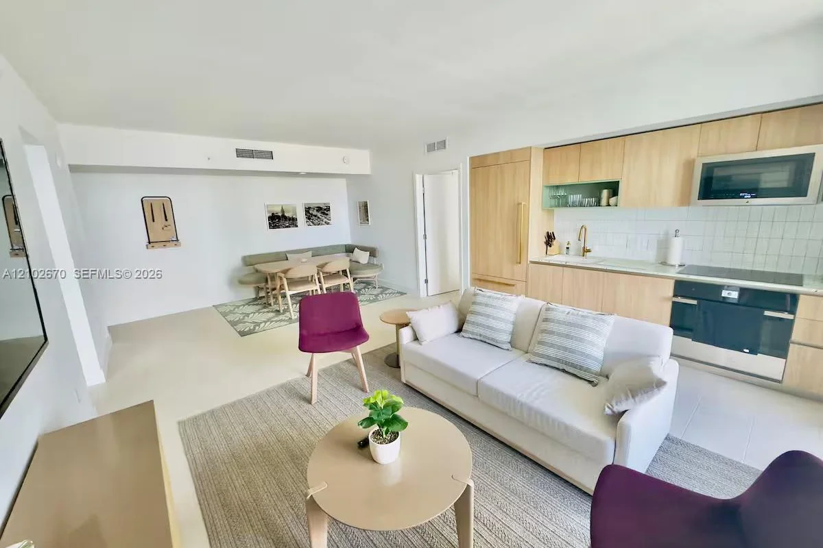 159 NE 6th St #3202, Miami: photo 1 of 37