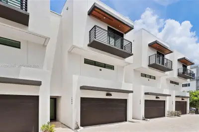 1054 N Victoria Park Rd, Fort Lauderdale: photo 1 of 18