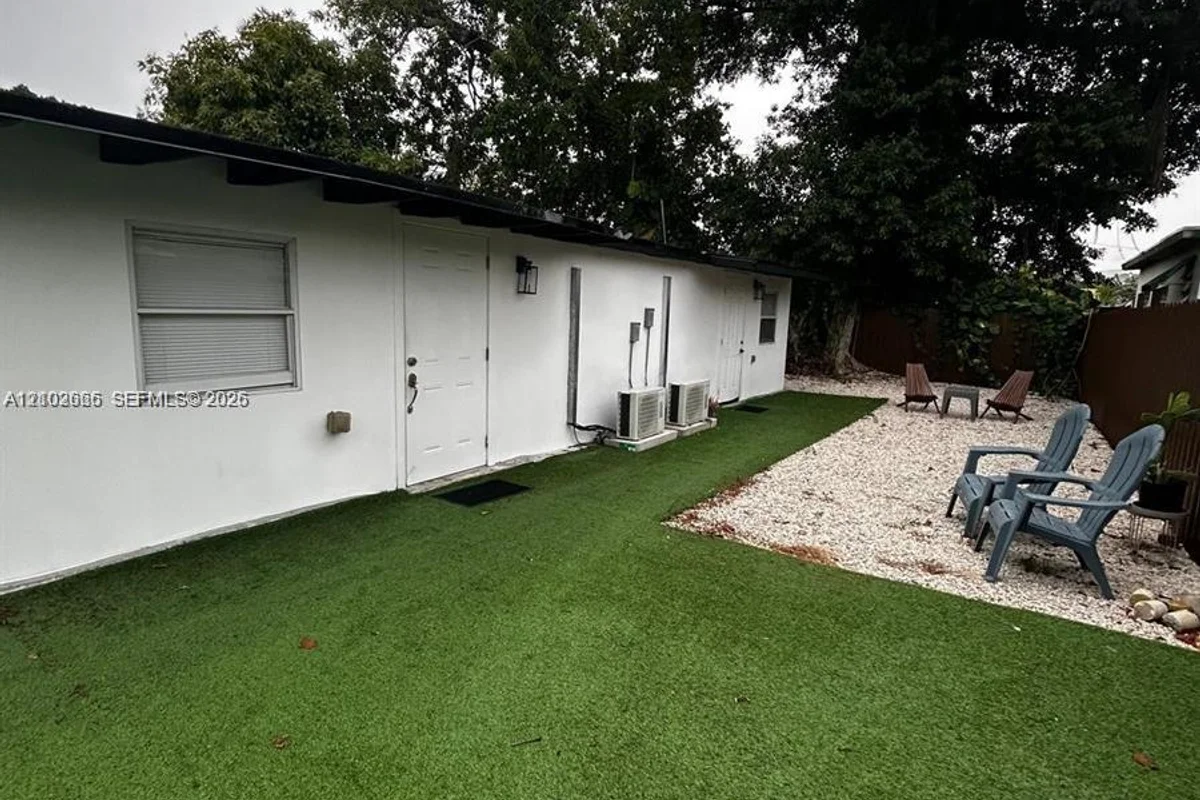 1945 NW 33rd St #2, Miami: photo 1 of 8