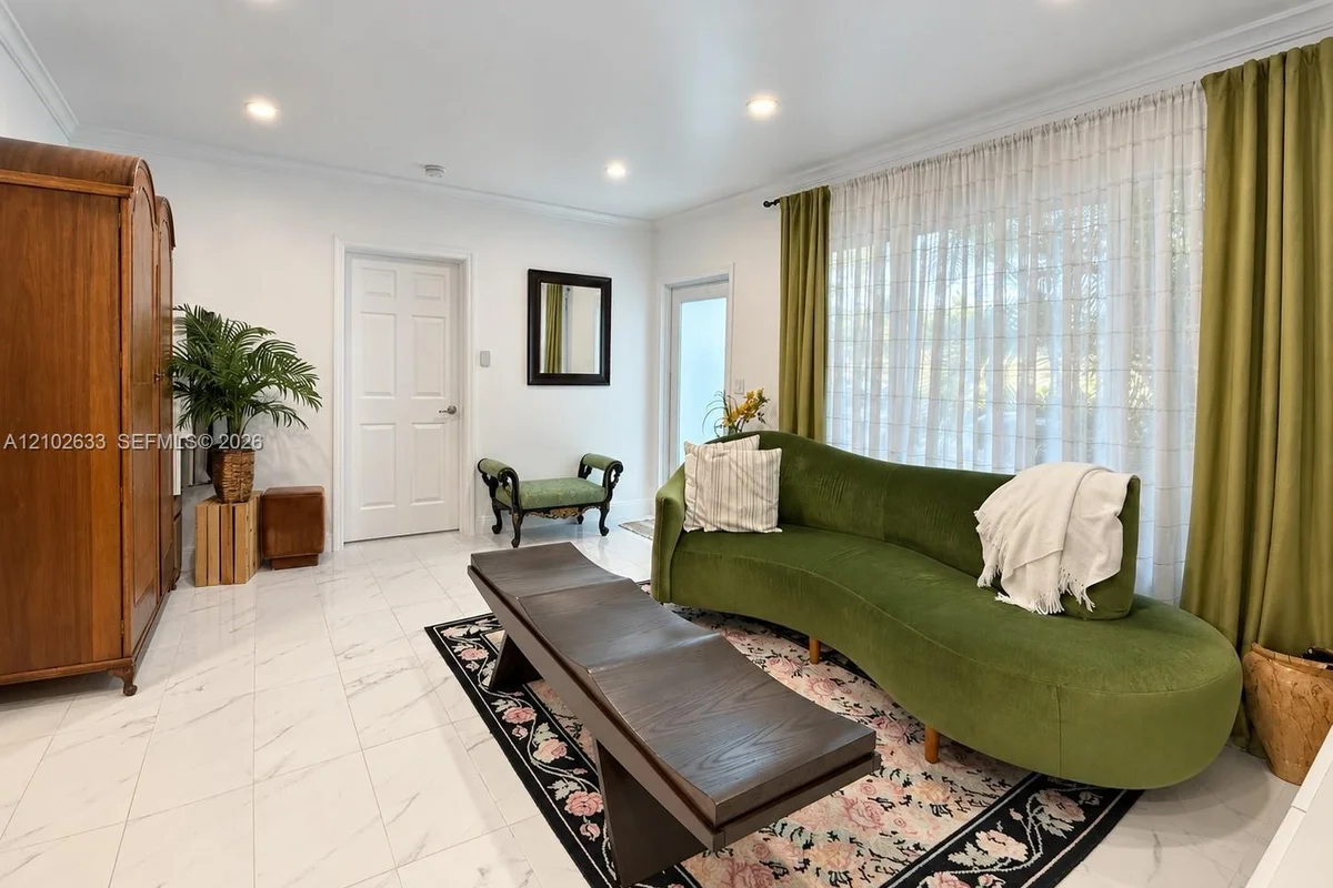 House in El Portal: photo 1 of 11