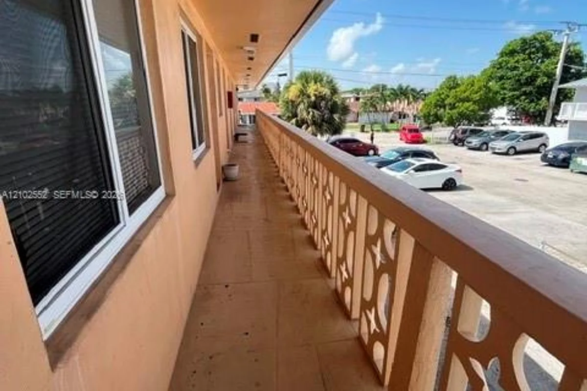 1151 W 28th St #8, Hialeah: photo 1 of 2