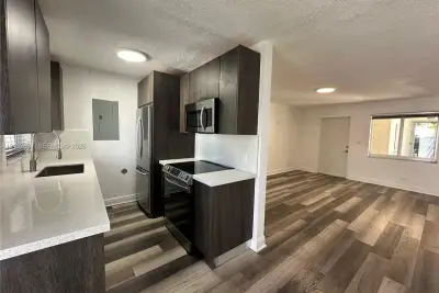 913 NE 17th St #2, Fort Lauderdale: photo 1 of 40