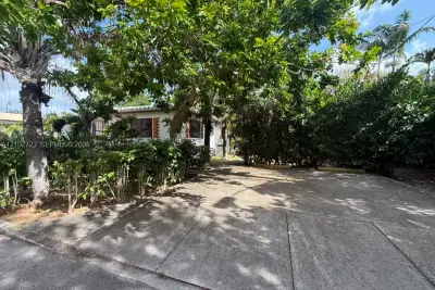 631 NE 60th St #A, Miami: photo 1 of 4