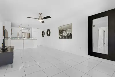 528 Meridian Ave #505, Miami Beach: photo 1 of 18