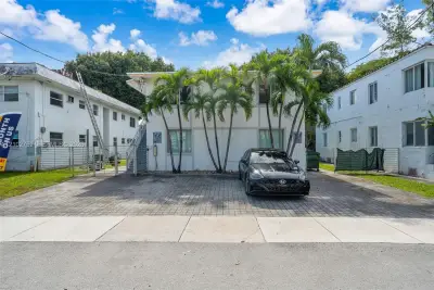 560 NE 63rd St #4, Miami: photo 1 of 17