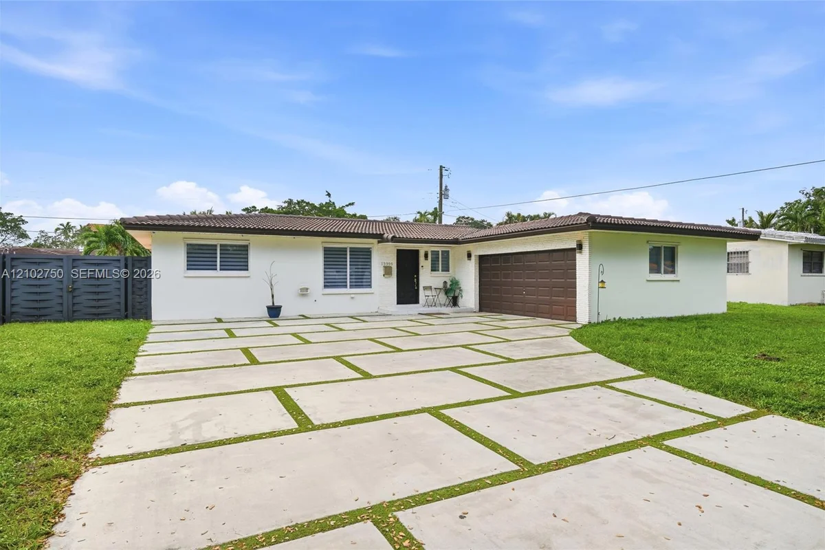 13996 Lake Lure Ct, Miami Lakes: photo 1 of 34