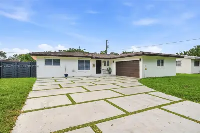 13996 Lake Lure Ct, Miami Lakes: photo 1 of 34