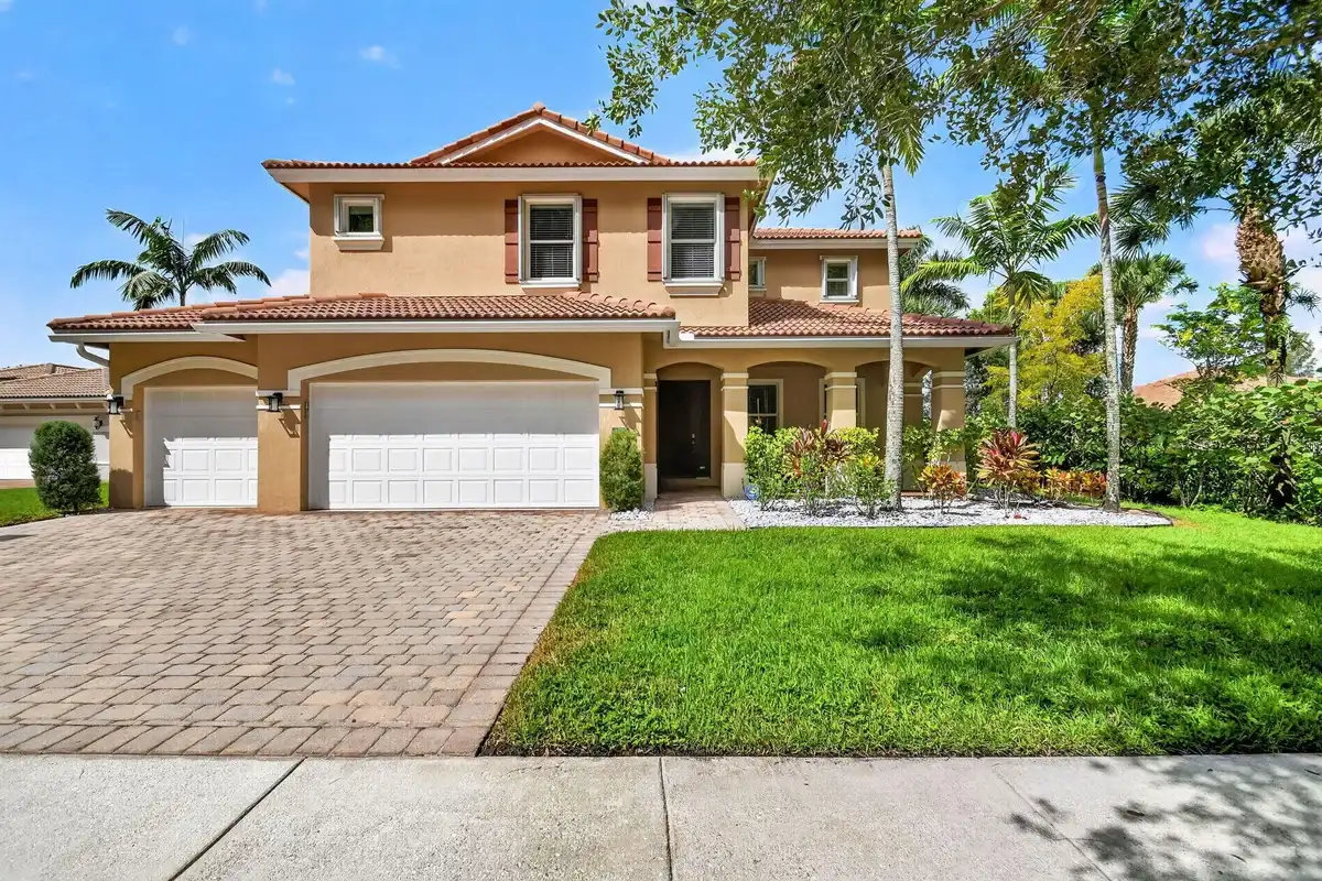 9070 Winterhaven Cir, West Palm Beach: photo 1 of 38