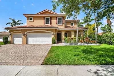 9070 Winterhaven Cir, West Palm Beach: photo 1 of 38