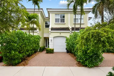 1226 NE 14th Ave, Fort Lauderdale: photo 1 of 22