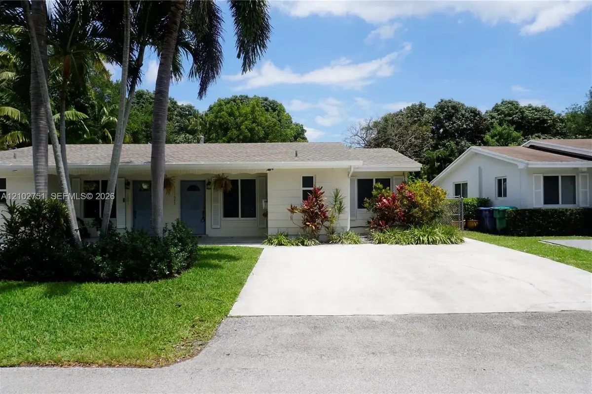 11043 SW 79th Ave, Pinecrest: photo 1 of 25
