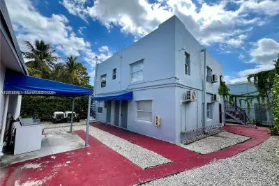 548 NW 30th St #4, Miami: photo 1 of 7