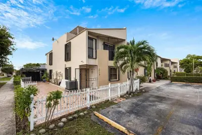 1746 W 58th St, Hialeah: photo 1 of 37