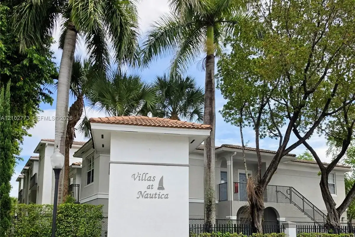 Townhouse in Miramar: photo 1 of 54
