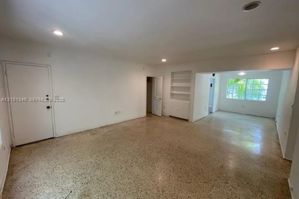 825 W 40th St #2, Miami Beach: photo 1 of 21