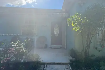 12600 NW 13th Ave, North Miami: photo 1 of 3
