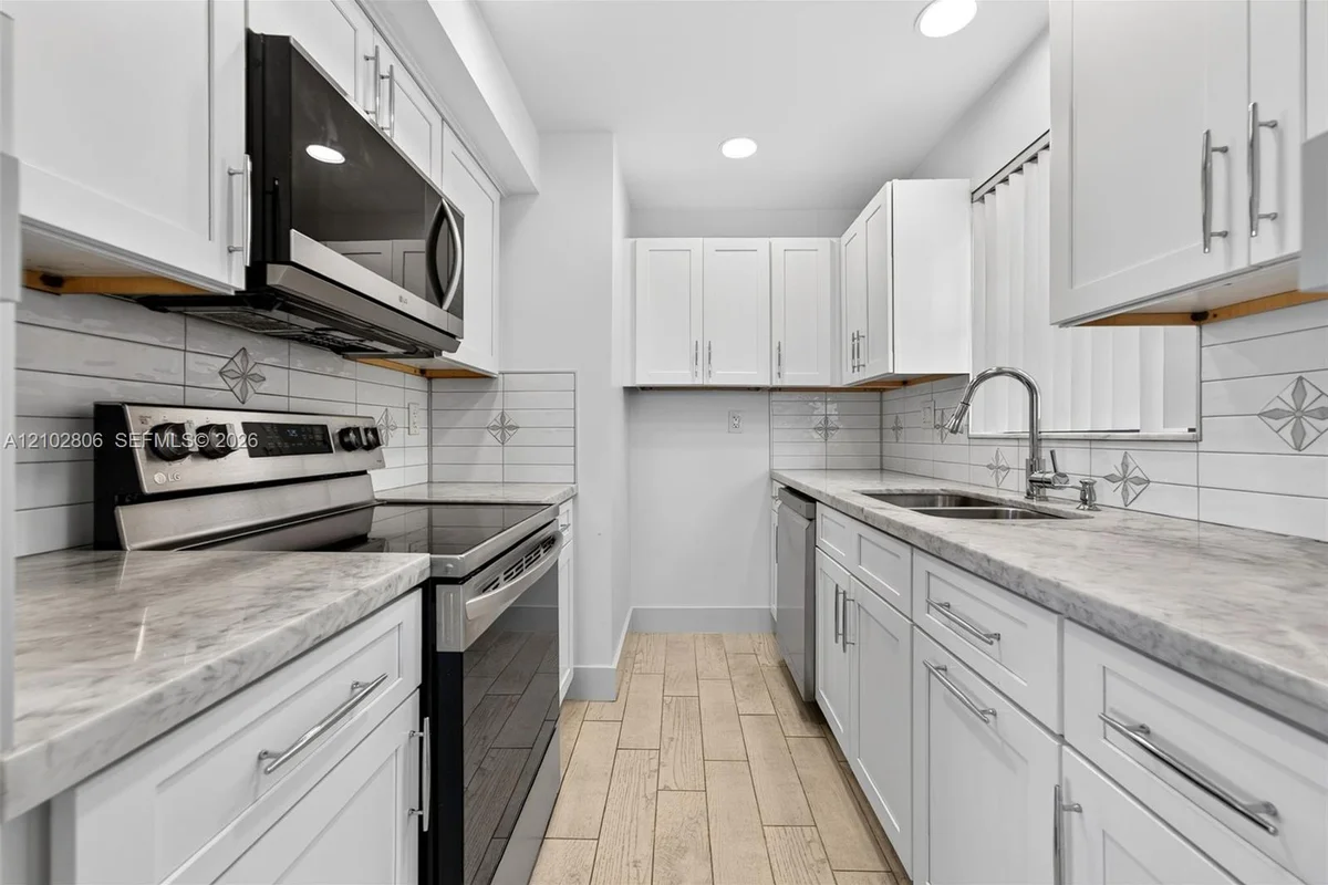 1121 SW 122nd Ave #414-2, Miami: photo 1 of 32