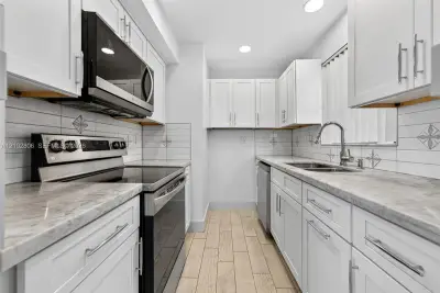1121 SW 122nd Ave #414-2, Miami: photo 1 of 32