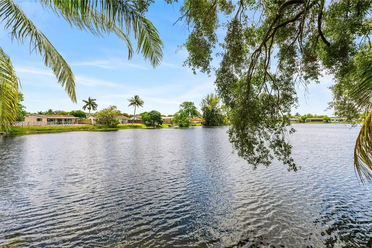 8956 Palm Tree Ln, Pembroke Pines: photo 1 of 26