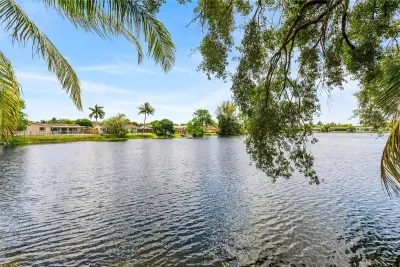 8956 Palm Tree Ln, Pembroke Pines: photo 1 of 26