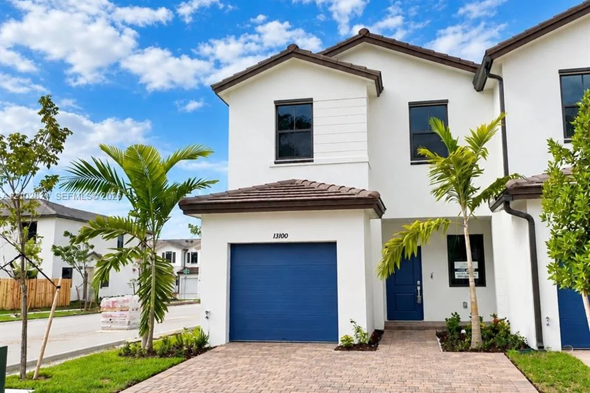 13100 SW 232nd Ter, Miami: photo 1 of 24