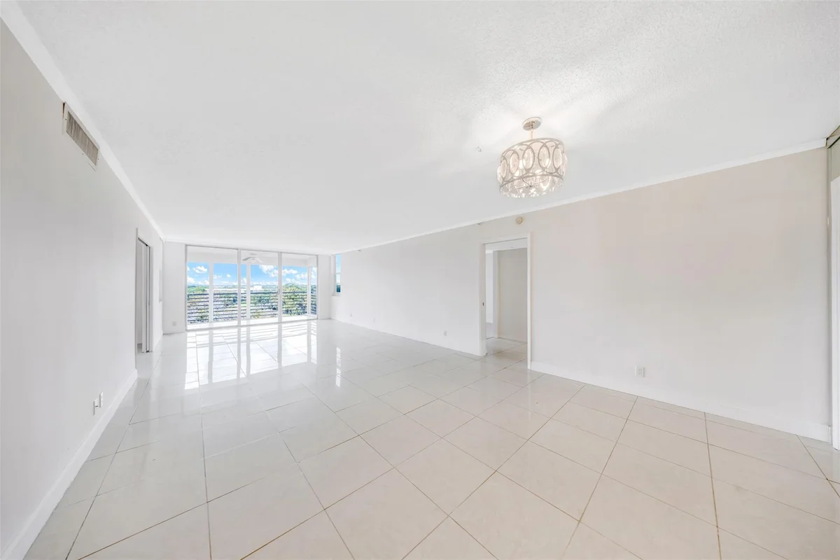 625 Oaks Dr #802, Pompano Beach: photo 1 of 30