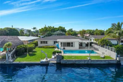 12805 Maple Rd, North Miami: photo 1 of 46