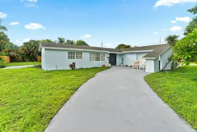 742 Laurel Dr, West Palm Beach: photo 1 of 30