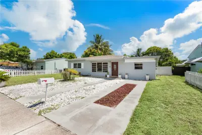 250 NE 170th St, North Miami Beach: photo 1 of 15