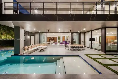 3232 Emathla St, Miami: photo 1 of 10