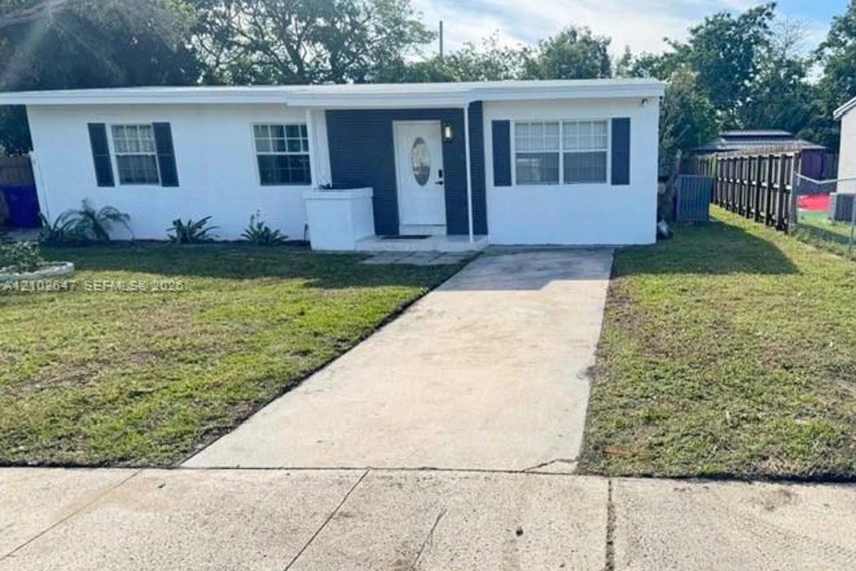 1100 NW 11th Pl, Fort Lauderdale: photo 1 of 12