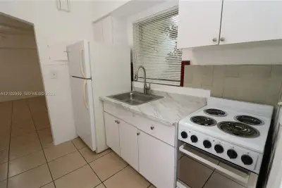 777 NE 85th St #4, Miami: photo 1 of 23