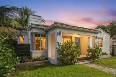 555 NE 73rd St, Miami: photo 1 of 32