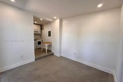 2952 SW 27th Ter, Miami: photo 1 of 10