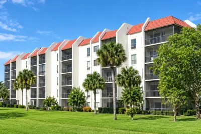 3050 Presidential Way #206, West Palm Beach: photo 1 of 10