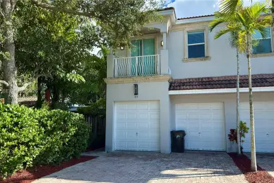 210 SW 9th St, Fort Lauderdale: photo 1 of 23