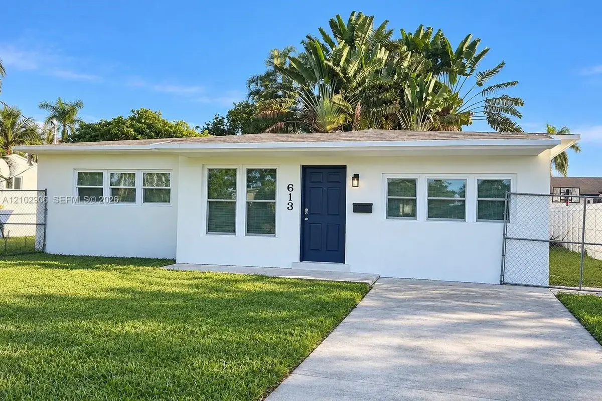 House in Hallandale Beach: photo 1 of 8