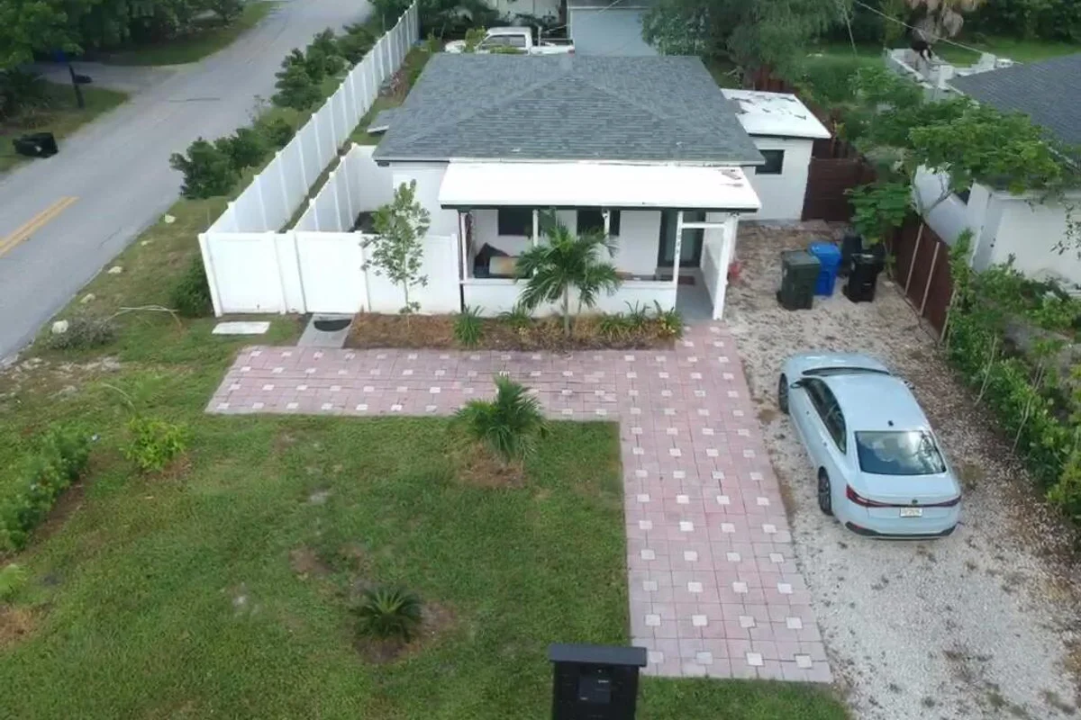 1044 NW 4th Ave, Fort Lauderdale: photo 1 of 19