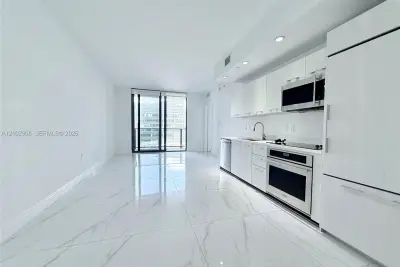45 SW 9th St #1209, Miami: photo 1 of 15