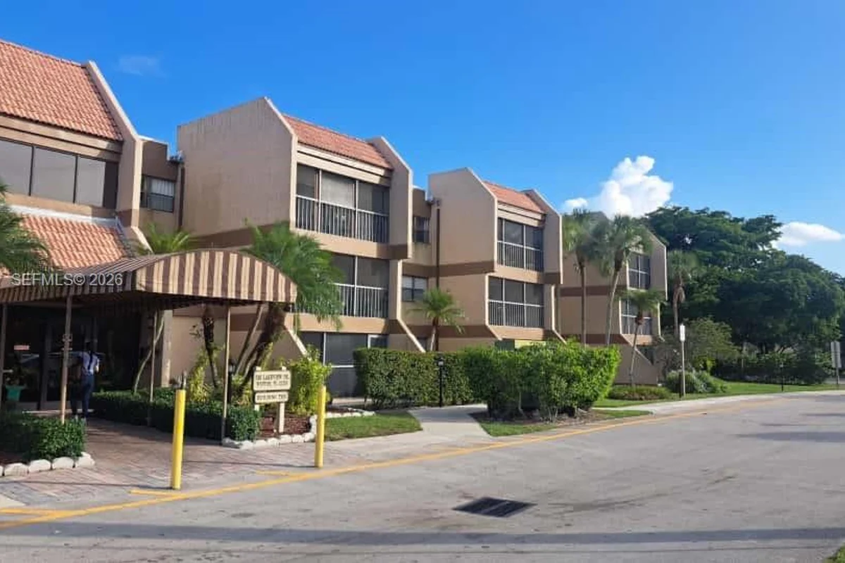 240 Lakeview Dr #106, Weston: photo 1 of 21