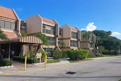 240 Lakeview Dr #106, Weston: photo 1 of 21