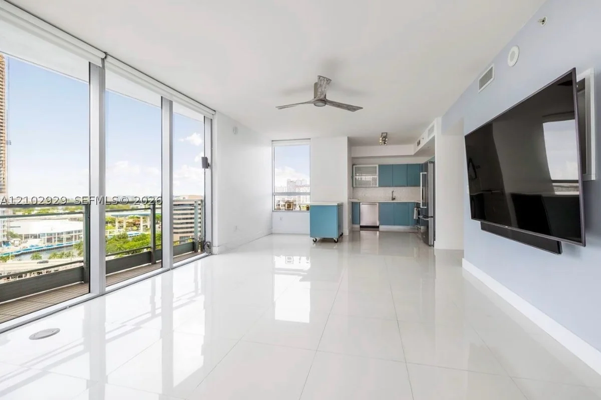 90 SW 3rd St #1613, Miami: photo 1 of 16